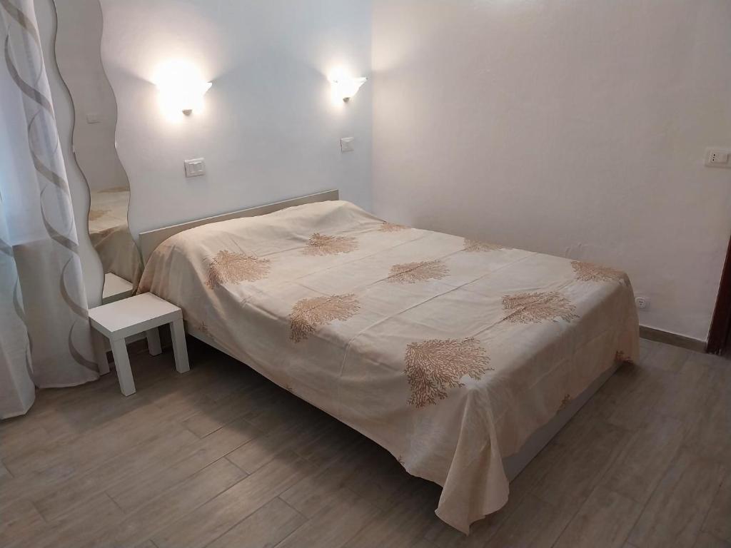 een kleine slaapkamer met een bed en een stoel bij Casa Cozy - Comodo Appartamento in Asti Centro in Asti