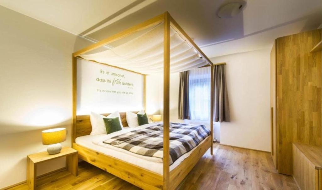 1 dormitorio con cama con dosel en una habitación en Himmlisch Urlauben in Pichl, en Schladming