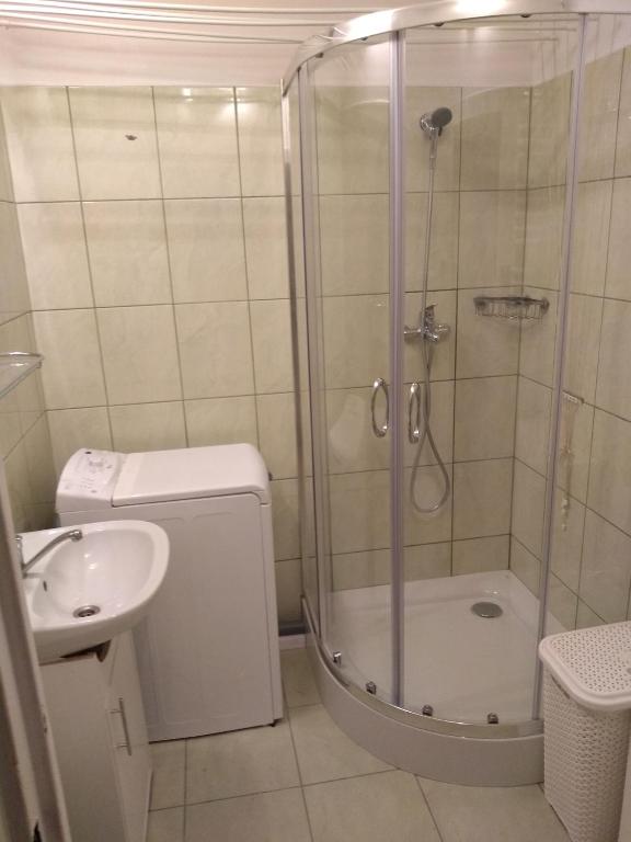 ein Bad mit einer Dusche, einem WC und einem Waschbecken in der Unterkunft urocze mieszkanko na nowoczesnym osiedlu w Bielsku-Białej in Bielsko-Biała