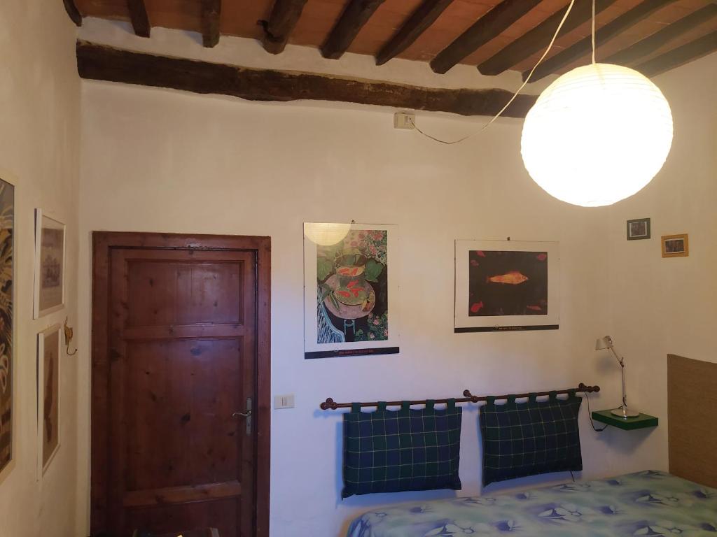 1 dormitorio con cama, luz y puerta en Casa Alice en Rio nellʼElba