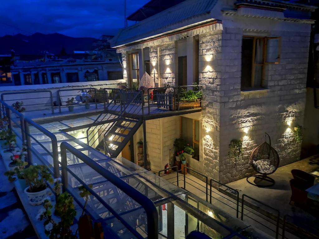 a house with a balcony at night at Fengma Feiyang Hostel in Lhasa