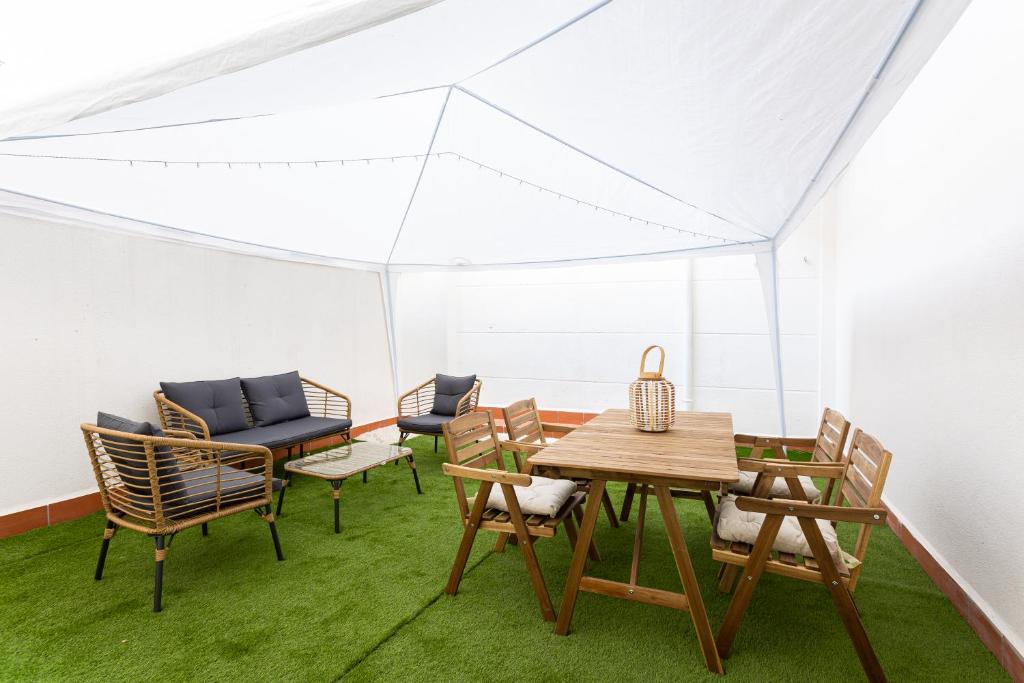 Holidays2Malaga Olletas 2 bedrooms & 2 bathrooms with patio