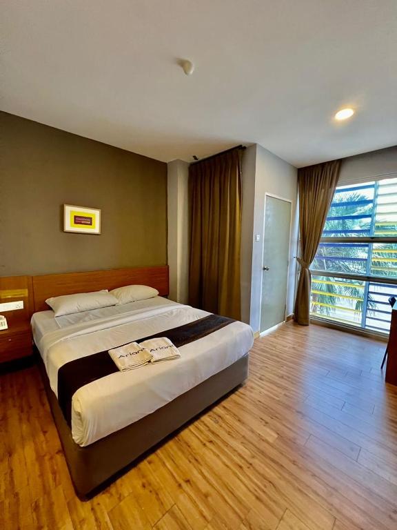 Postel nebo postele na pokoji v ubytování Golden Leaf Boutique Hotel Nusa Idaman Formerly Known as Ariana Hotel
