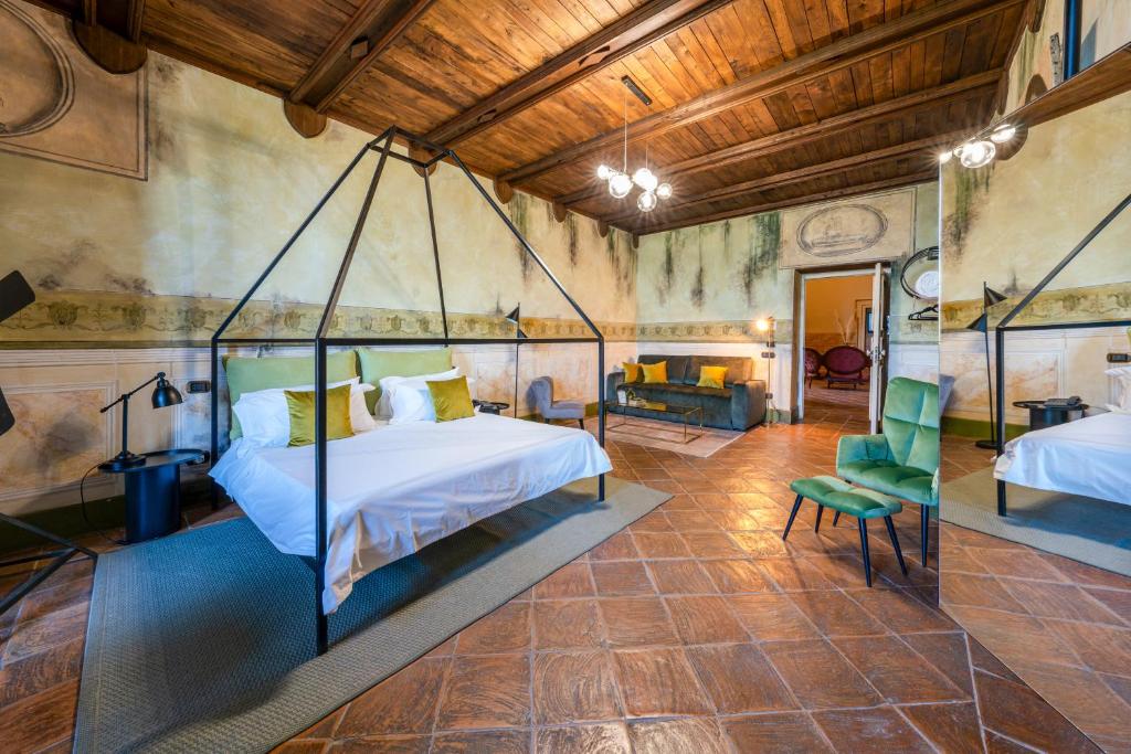 una camera con un letto e una sedia di Castello di Limatola a Limatola