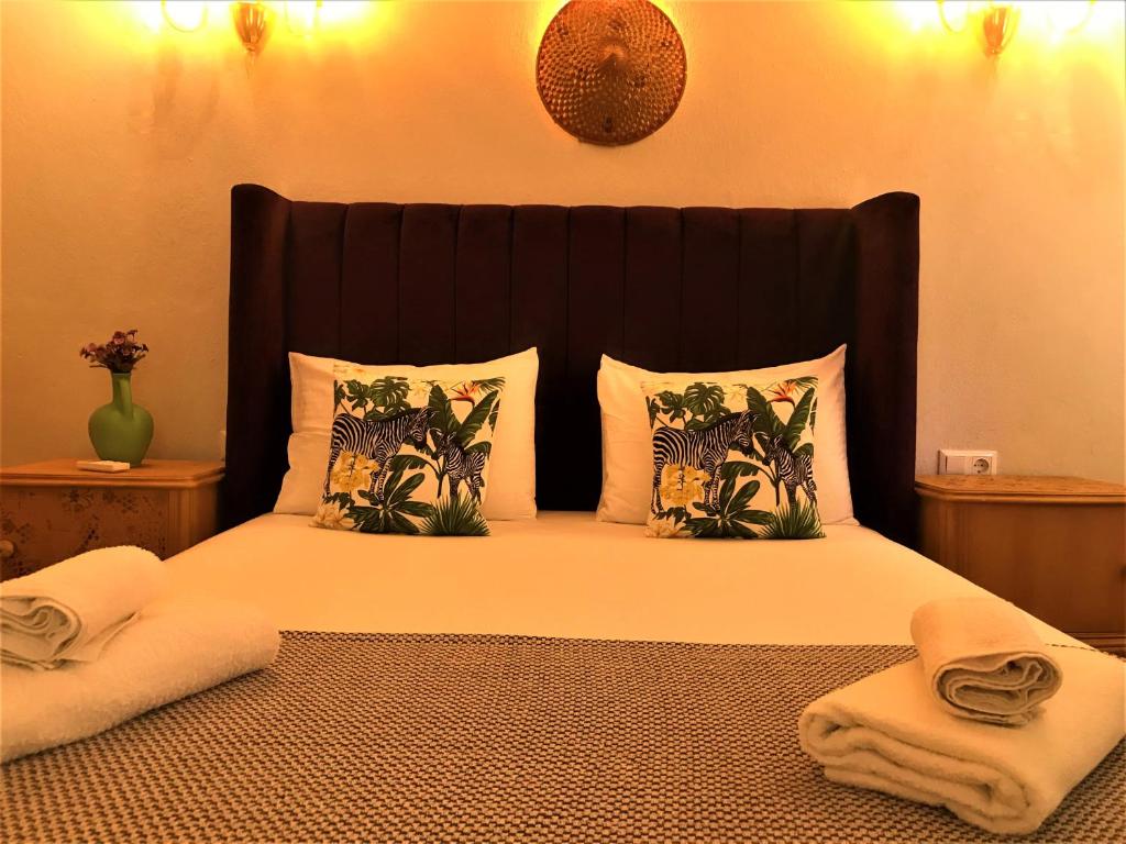 Un pat sau paturi într-o cameră la Smyrna Uzunçarşı