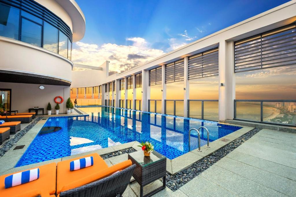 Sundlaugin á Luxury Ocean View Suites in Sheraton Building - Rooftop Swimming Pool - Beach Front eða í nágrenninu
