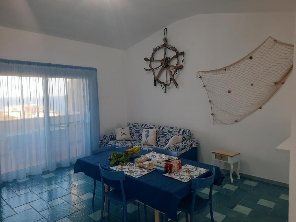 een woonkamer met een tafel en een bank bij Villa la Torre Maestrale in Torre Dei Corsari