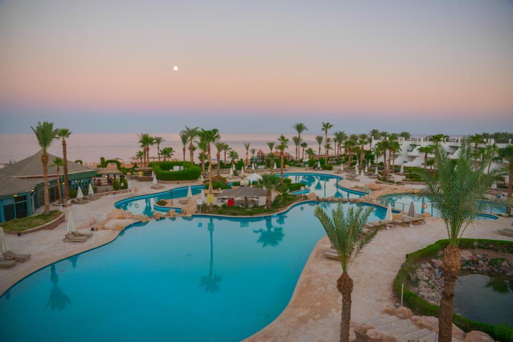 - une vue aérienne sur un complexe avec une piscine dans l'établissement Safir Sharm Waterfalls Resort, à Charm el-Cheikh