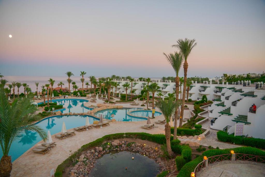 Bazén v ubytování Safir Sharm Waterfalls Resort nebo v jeho okolí