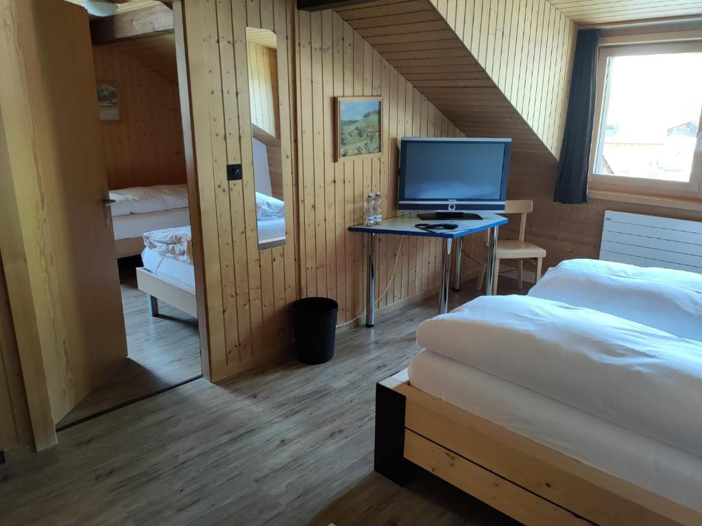 Postel nebo postele na pokoji v ubytování Hotel Furka