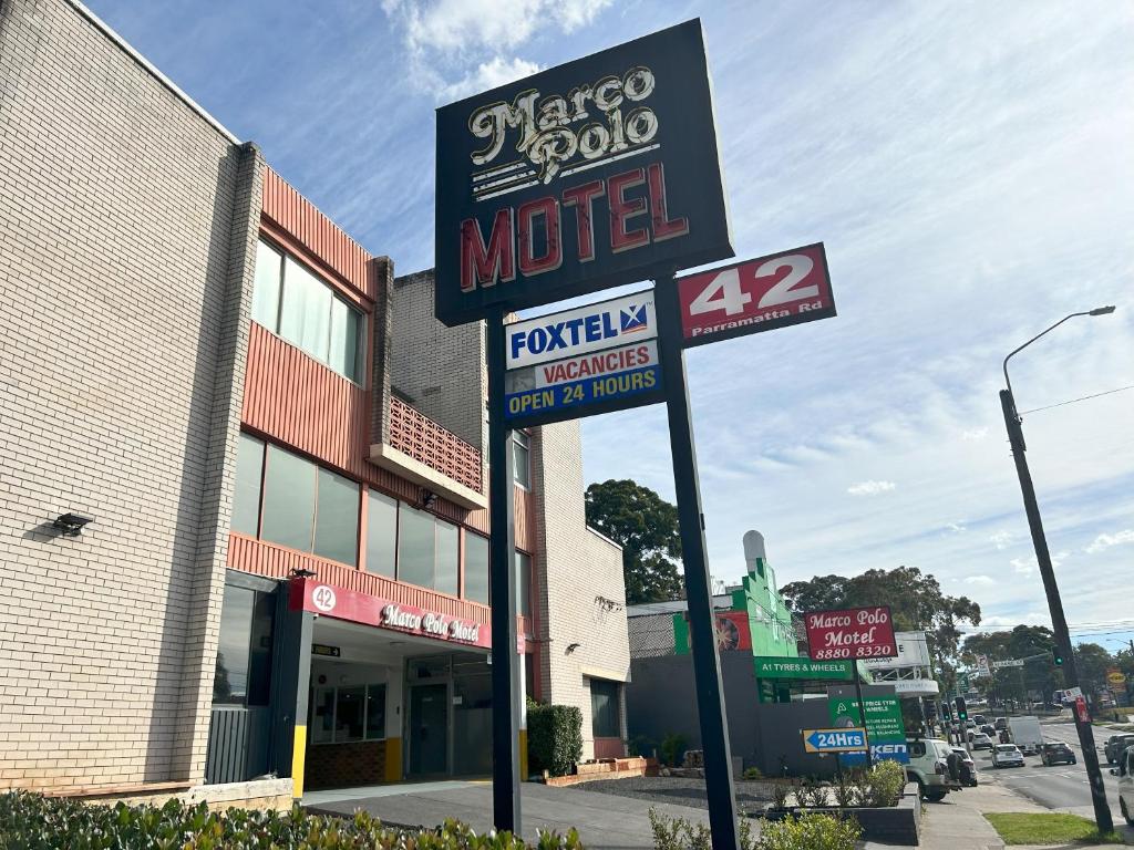 Marco Polo Motor Inn Sydney في سيدني: علامة لنزل أمام مبنى