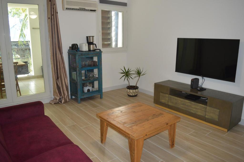 TV a/nebo společenská místnost v ubytování Les Palmiers-Saint Gilles
