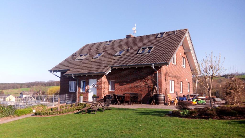 uma grande casa de tijolos com um telhado de gambrel em Panorama-Suite Birkenbeul em Birkenbeul