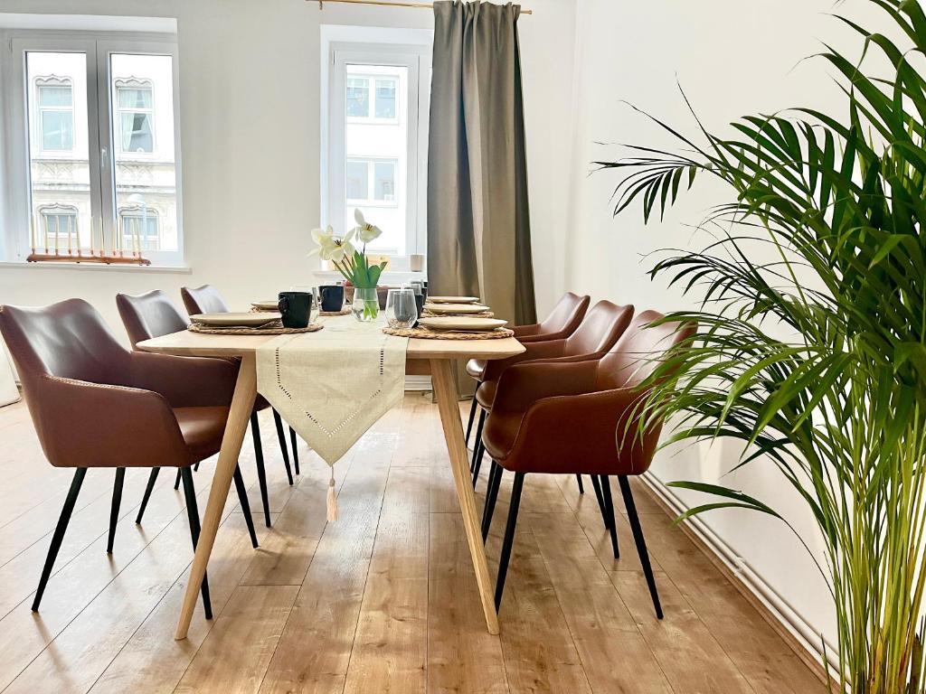 a dining room with a table and chairs at Design Apartment - Parking - Kingsize-Bett - 2x Bad - Zentrum in Hannover