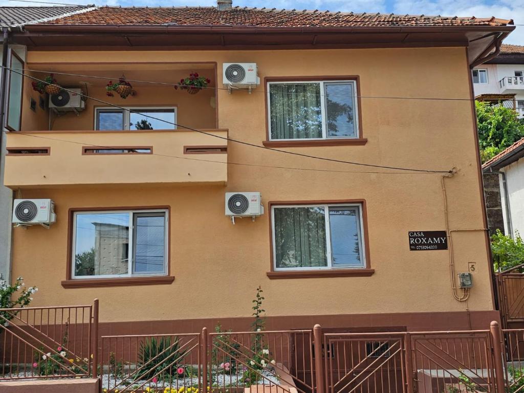 een huis met vier ramen en luidsprekers erop bij Casa RoxAmy in Orşova