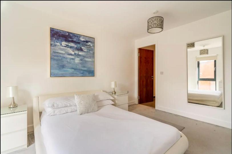 - une chambre blanche avec un lit blanc et une fenêtre dans l'établissement Luxury Knightsbridge apartment outside Harrods, à Londres
