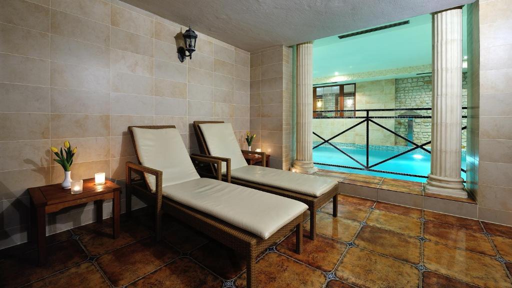 Bazén v ubytování Hotel Diament Arsenal Palace Katowice - Chorzów nebo v jeho okolí