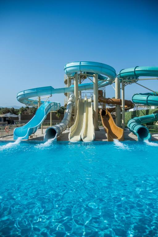 Bazén v ubytování SENSEANA Sea Side Resort & Aquadventure nebo v jeho okolí