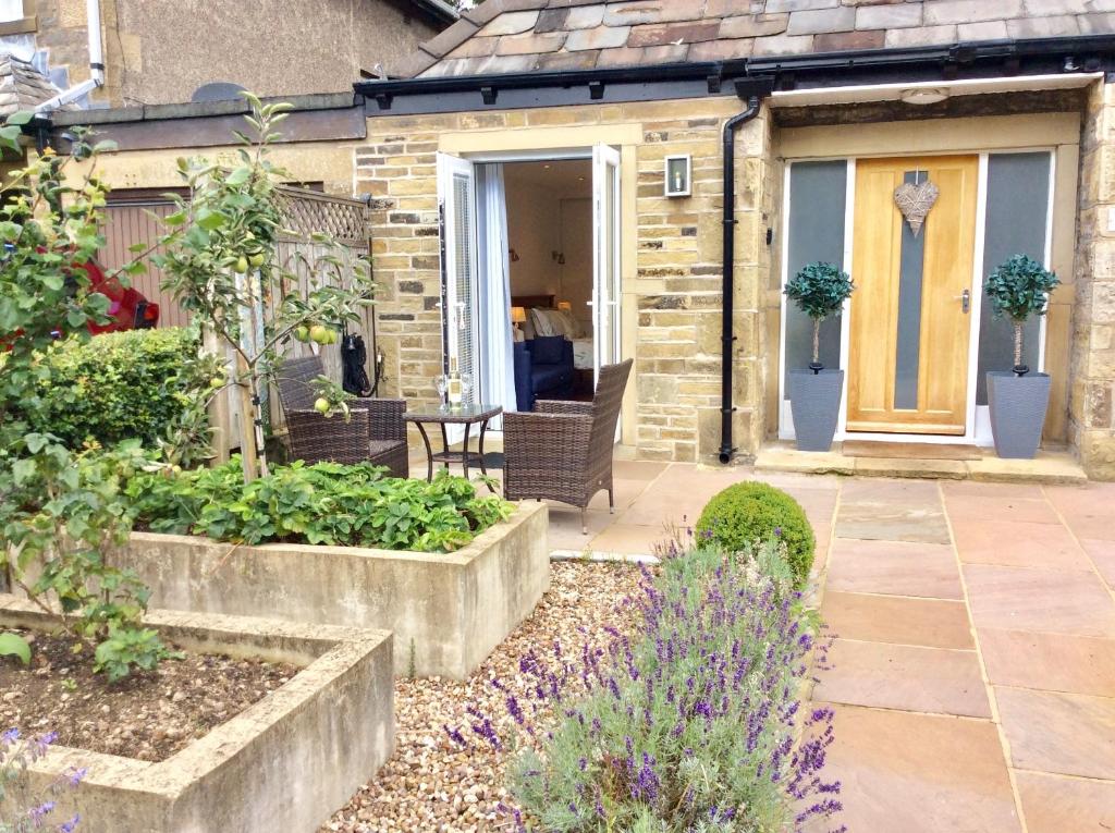 a garden in front of a house at Hardy Croft Hideaway in Grassington