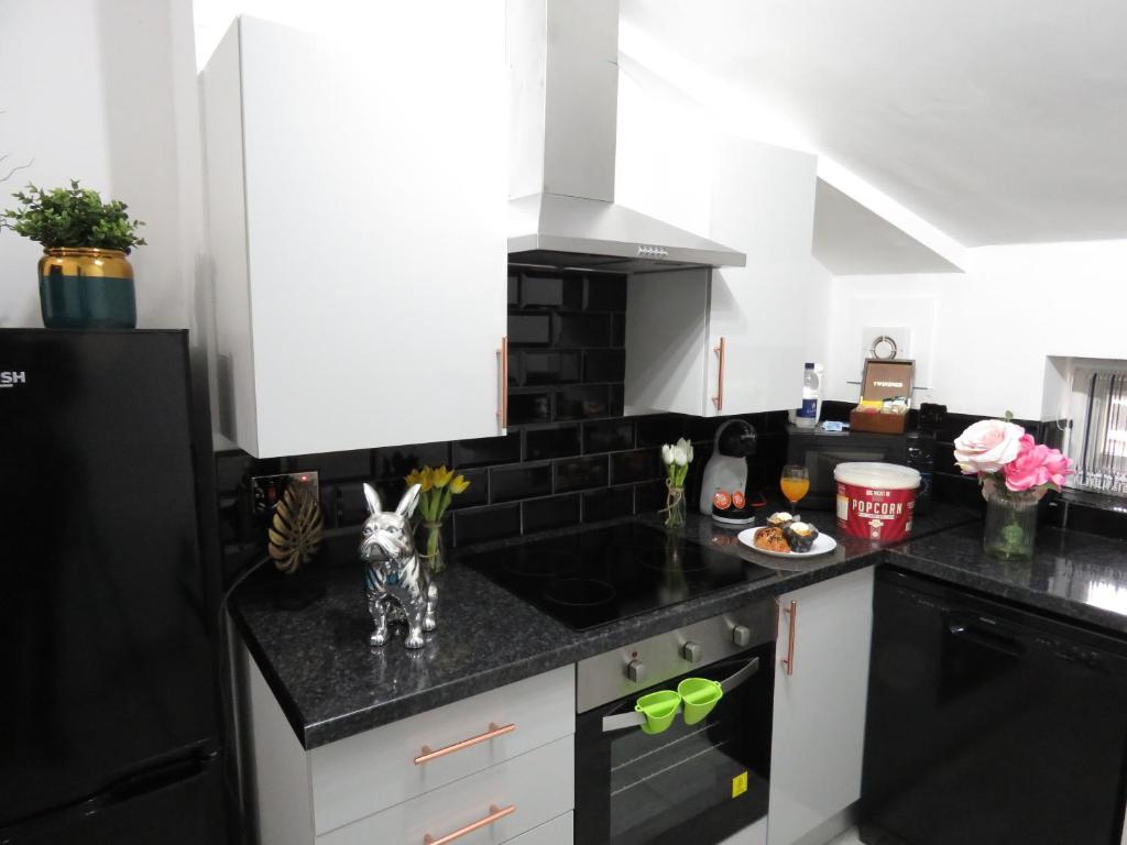 una cocina con encimera en blanco y negro en Tudors eSuites Cosy Two Bedroom Apartment with 6 Beds en Birmingham