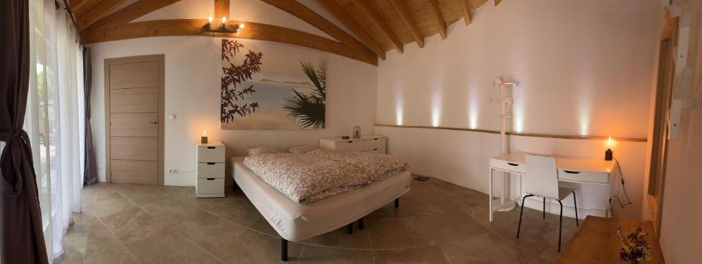 sypialnia z łóżkiem, 2 stolikami nocnymi i stołem w obiekcie Pilgrims Rest - Vila Nova de Cerveira - Hostel - Albergue - AL w mieście Vila Nova de Cerveira