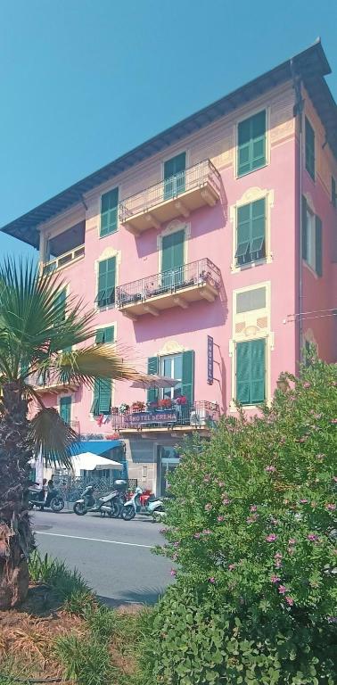 Hotel Serena - Housity