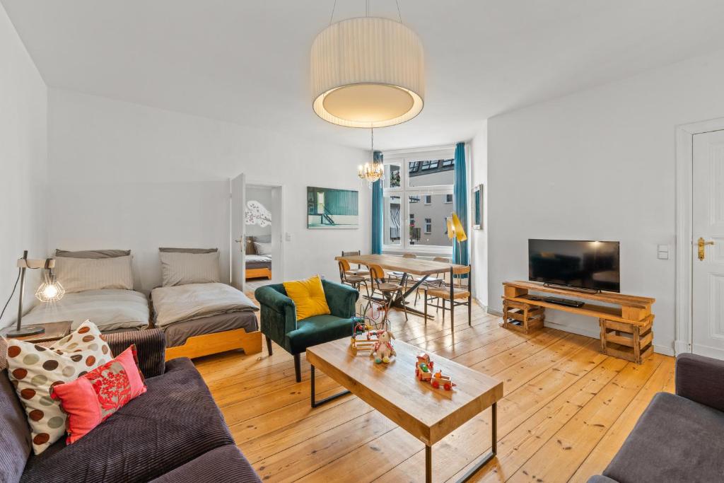 uma sala de estar com um sofá e uma mesa em GreatStay - Wilhelmshavenerstr. 62 em Berlim