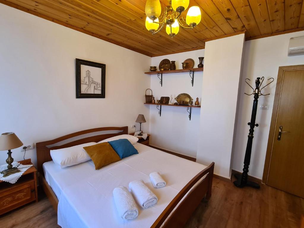 Postel nebo postele na pokoji v ubytování SANTA ROOM-OLD BAZAAR CENTER-Gjirokaster