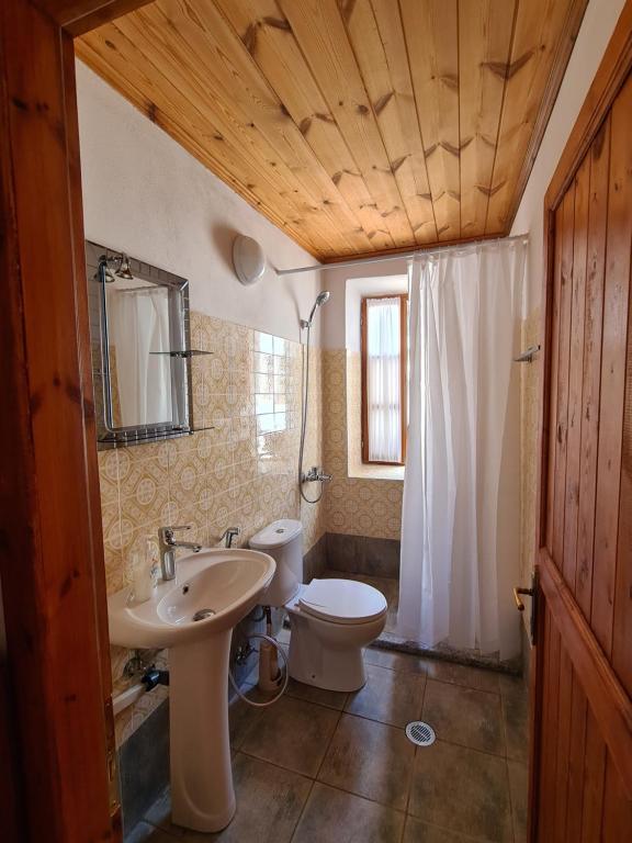 Koupelna v ubytování SANTA ROOM-OLD BAZAAR CENTER-Gjirokaster
