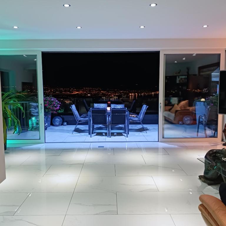 Część wypoczynkowa w obiekcie Villa White Pearl Diamond, Opatija mit Meerblick & Pool