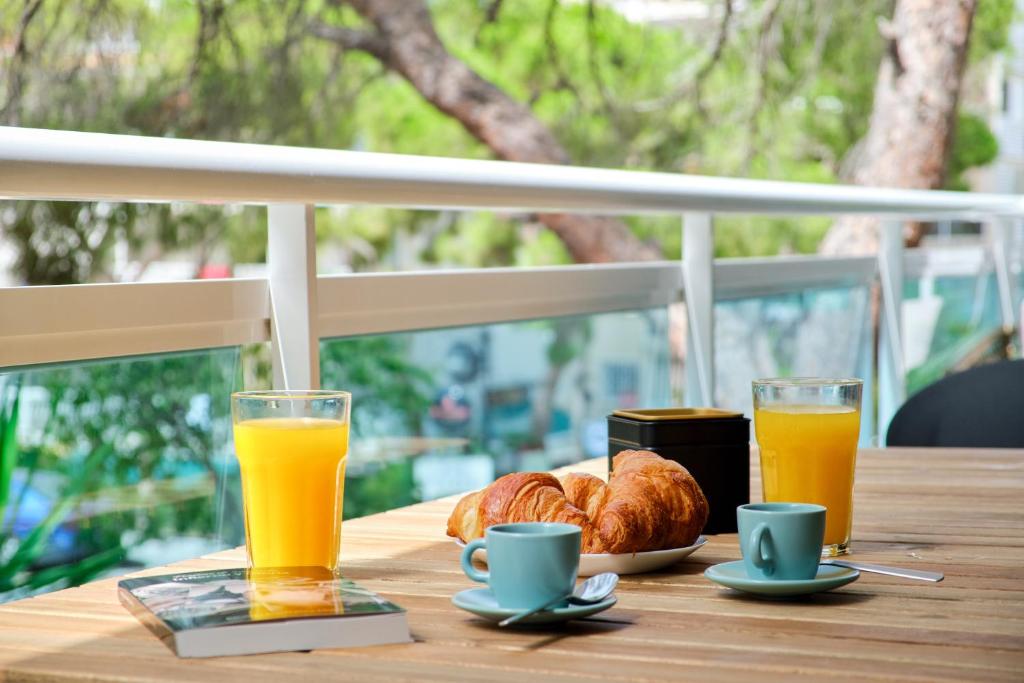 a table with two glasses of orange juice and croissants at Casa Ola in Salou