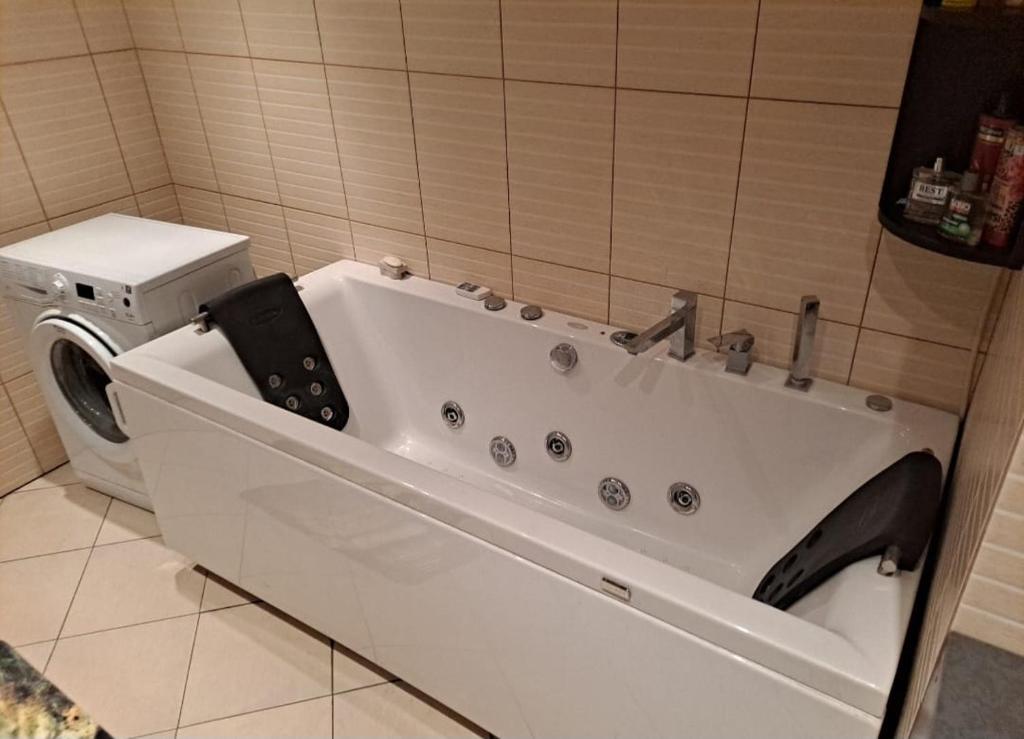 uma banheira na casa de banho com WC em Dom na Air show Radom 2023 
