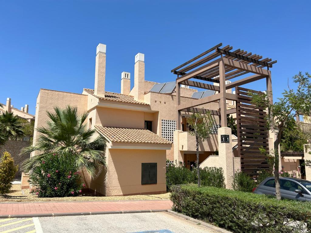 Una casa con dos chimeneas encima. en Quite & relaxing private apartment for 2-6 pers - Golf & Pool resort - Murcia en Murcia