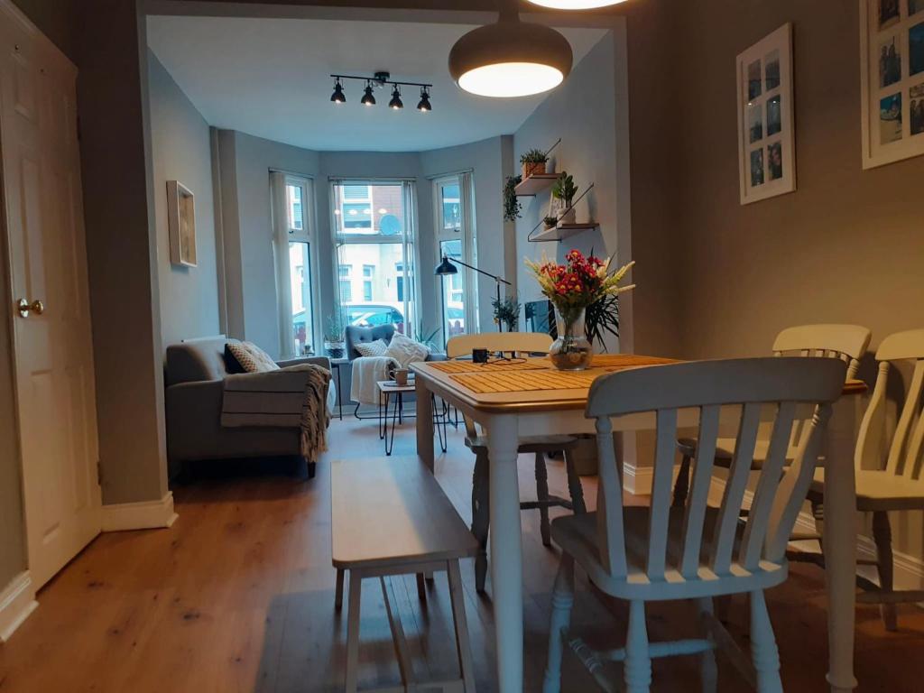 a living room with a dining room table and chairs at J&S Downtown Sky Attic House in Belfast