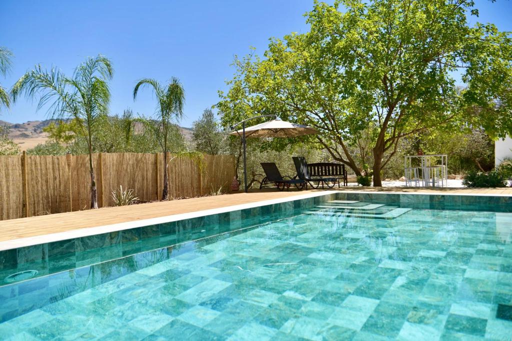 una piscina en el patio trasero de una casa en Finca Altozano - Private pool - Unique client, en Valle de Abdalajís
