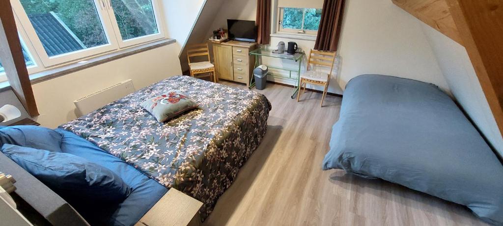 een slaapkamer met een bed, een dressoir en een raam bij Superior Familiekamer 4 personen OF Privékamer 2 personen in Anna Paulowna