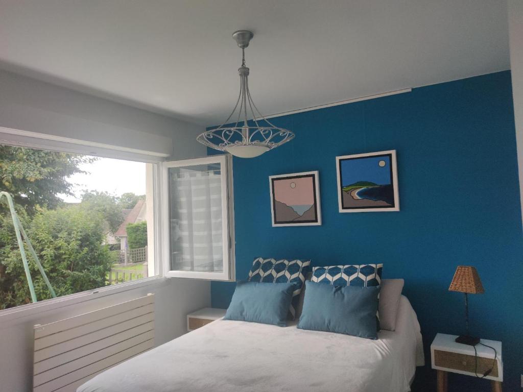 En eller flere senge i et værelse på La Petite Maison Près de Paris