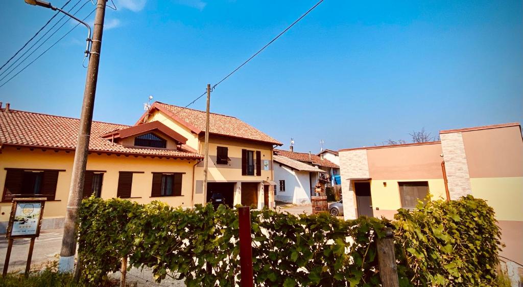 una casa amarilla con una valla delante de ella en B&B Le Strade del GAVI, en Francavilla Bisio