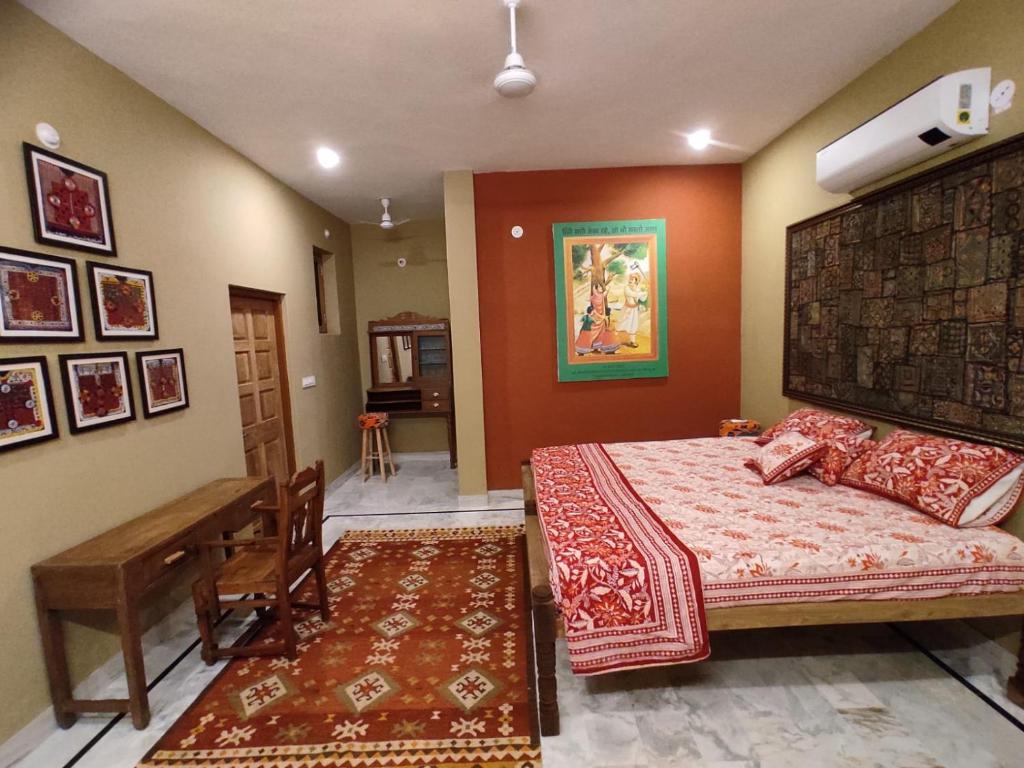 ジョードプルにあるChinkara Resorts Bishnoi Villageのベッドルーム(ベッド1台、テーブル付)