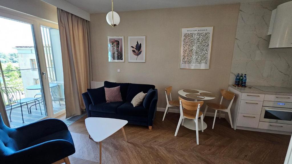 sala de estar con sofá y mesa en Apartament Powiśle Deluxe, en Varsovia