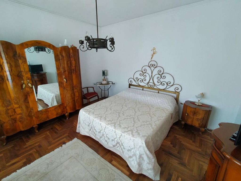 1 dormitorio con 1 cama grande y espejo en Ca' Molino Giare 1 en Mira