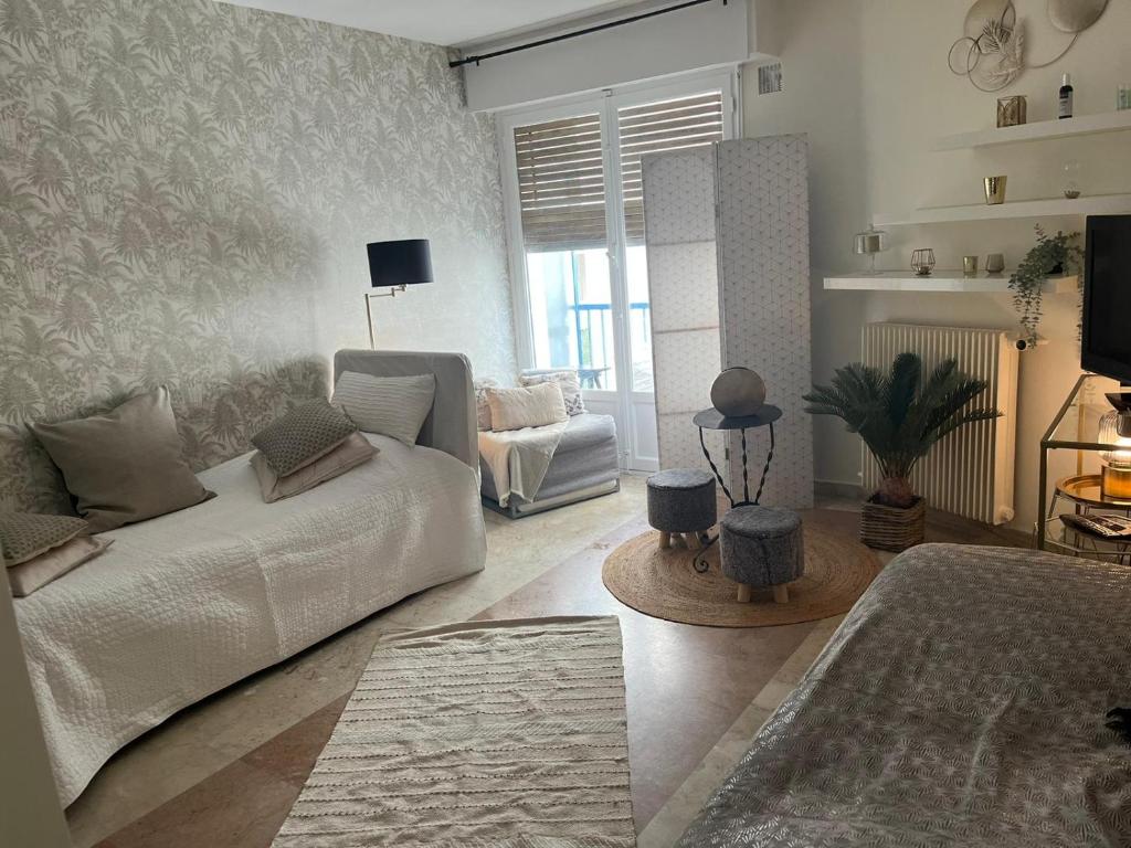sala de estar con sofá y silla en Cosy résidence du port, en Cannes