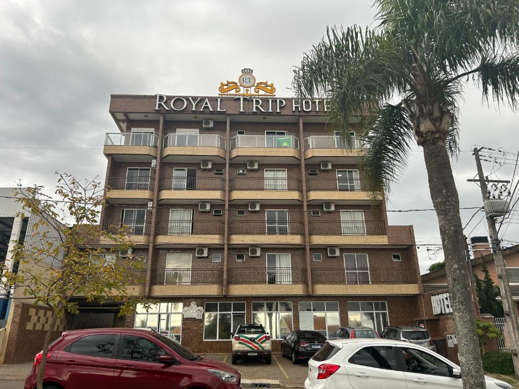 a hotel with a hotel sign on top of it at Royal Trip Hotel in Guarapuava