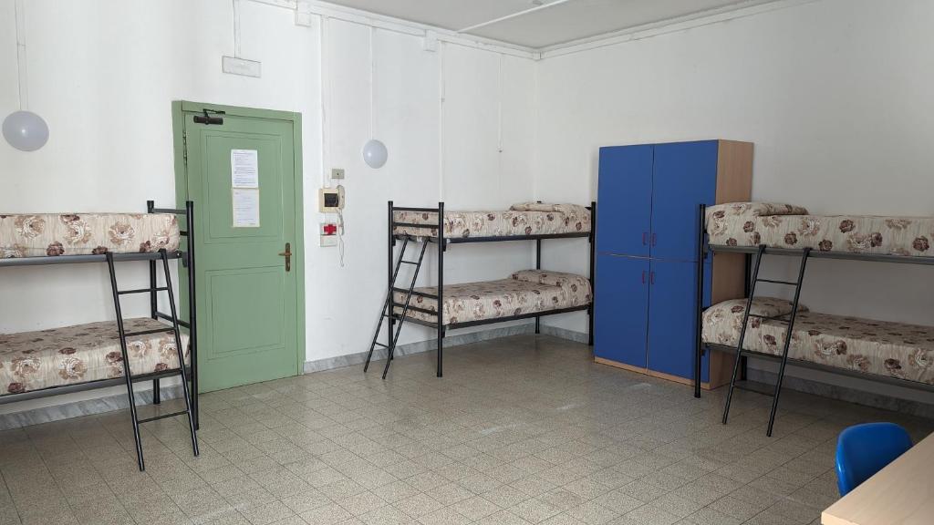 Postel nebo postele na pokoji v ubytování Litus Roma Hostel
