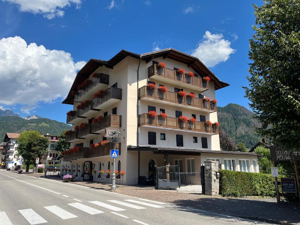 een gebouw met balkons aan de straatkant bij Albergo Dolomiti in Fiera di Primiero