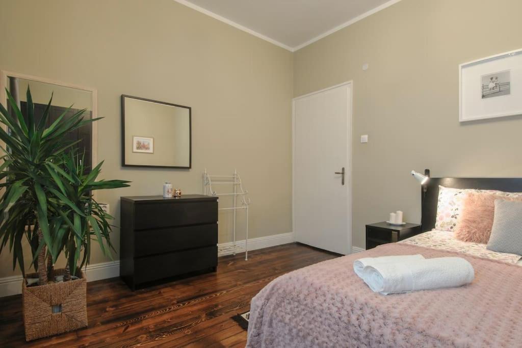 Postel nebo postele na pokoji v ubytování 3 BDR - Top Center Artistic Apartment - 115 m2