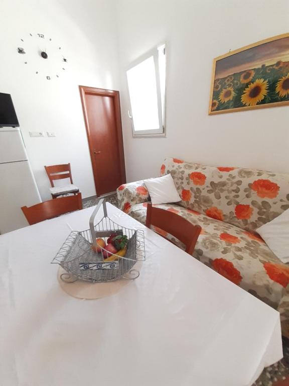 - un salon avec une table blanche et un canapé dans l'établissement Salento Gallipoli Dream Life, à Parabita