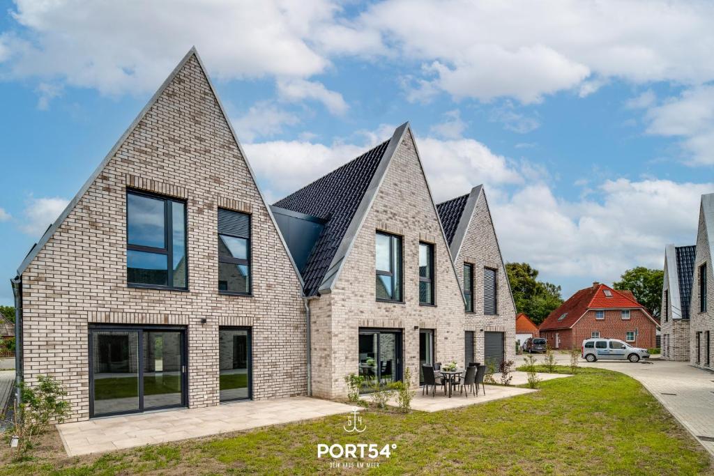 a brick house with two pointed roofs at Ferienhaus Inselloft Fehmarn in Fehmarn