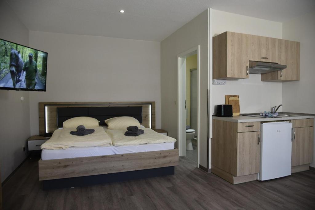 Postel nebo postele na pokoji v ubytování Gästehaus Lietzow & Störtebeker Camp