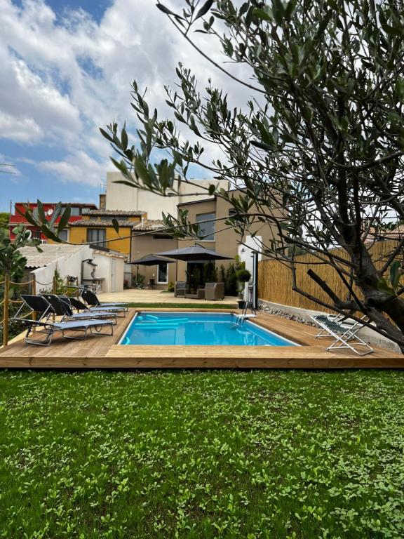 a swimming pool in the middle of a yard at L’angolo degli aromi in Ragusa